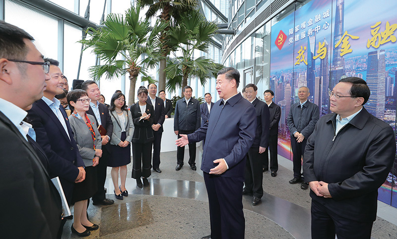 2018年11月6日至7日,中共中央总书记、国家主席、中央军委主席习近平在上海考察。这是6日上午,习近平在上海中心大厦22层的陆家嘴金融城党建服务中心,同正在联合开展主题党日活动的企业党员亲切交谈。