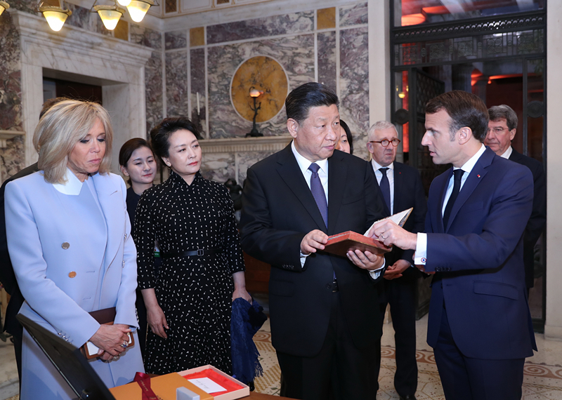 2019年3月24日,习近平在法国尼斯会见法国总统马克龙。会见前,马克龙向习近平赠送1688年法国出版的首部《论语导读》法文版原著。