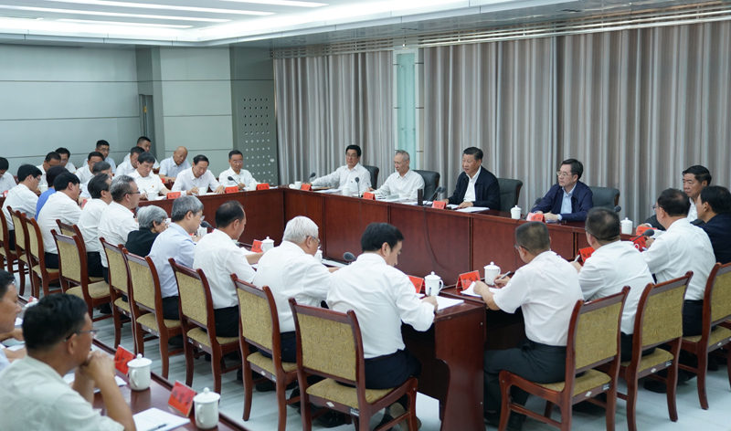 8月19日至22日,中共中央总书记、国家主席、中央军委主席习近平在甘肃考察。这是19日下午,习近平在敦煌研究院同有关专家、学者和文化单位代表座谈并发表重要讲话。